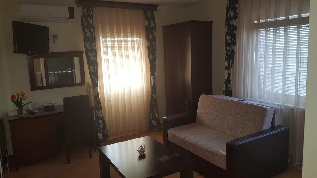 Garni Hotel Contact Belgrado Buitenkant foto
