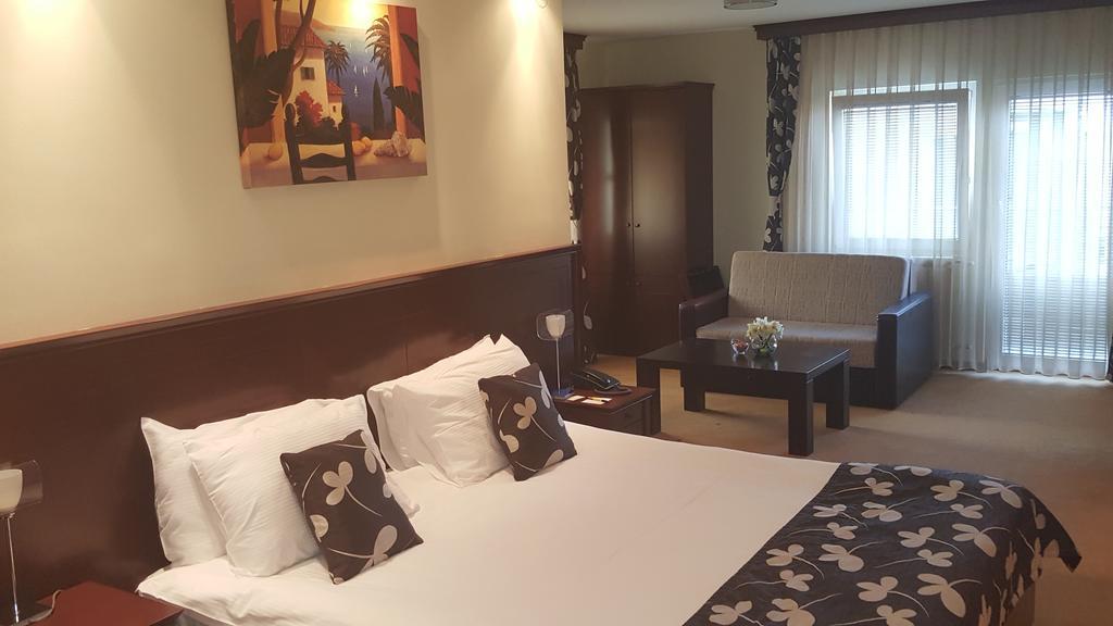 Garni Hotel Contact Belgrado Buitenkant foto